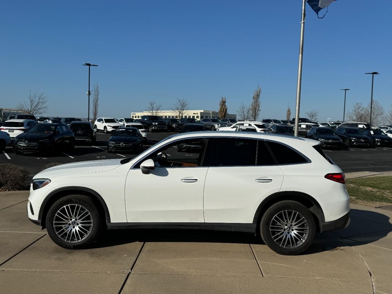Mercedes-Benz GLC Vehicle Full-screen Gallery Image 2