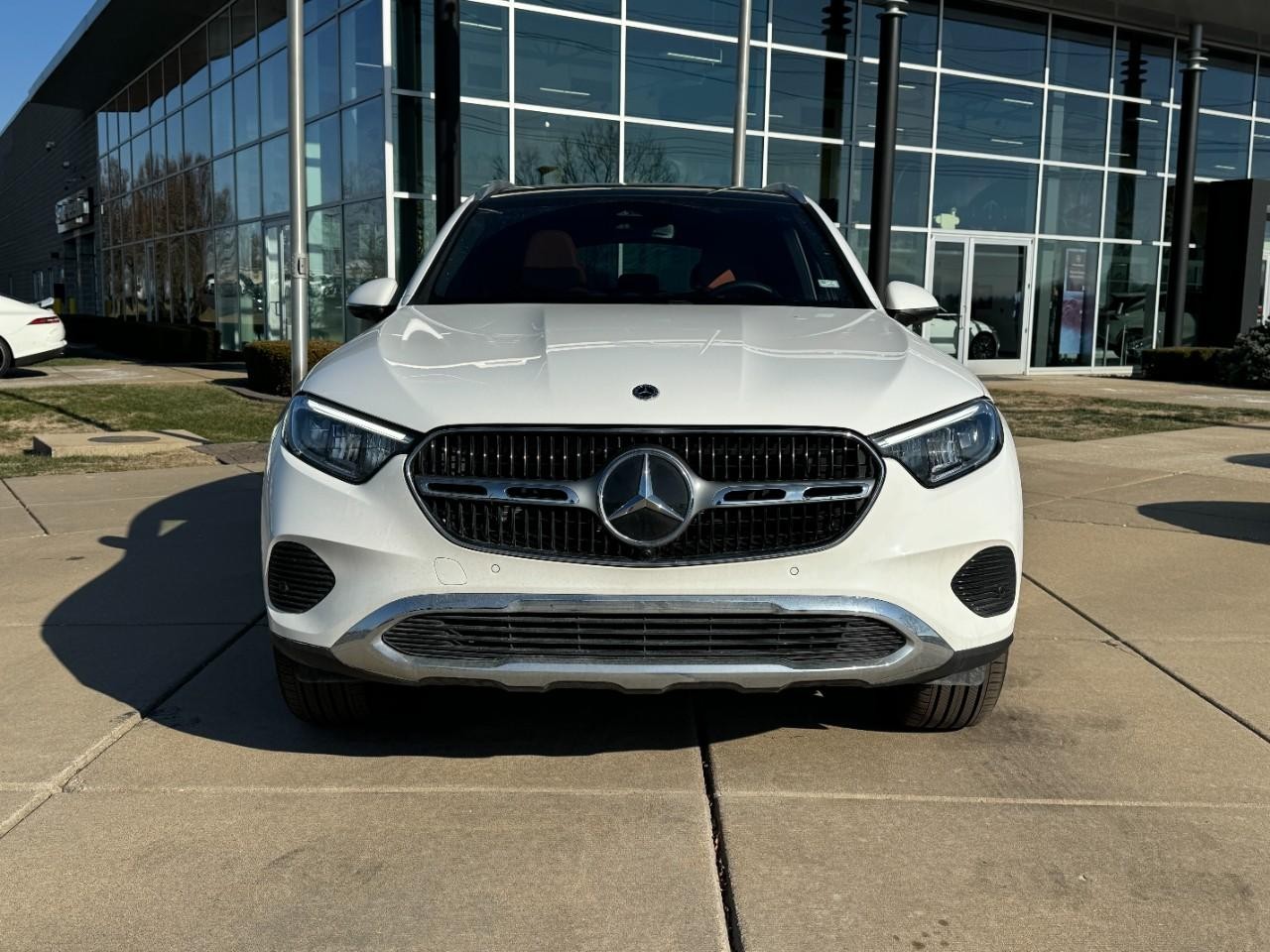 Mercedes-Benz GLC Vehicle Full-screen Gallery Image 7