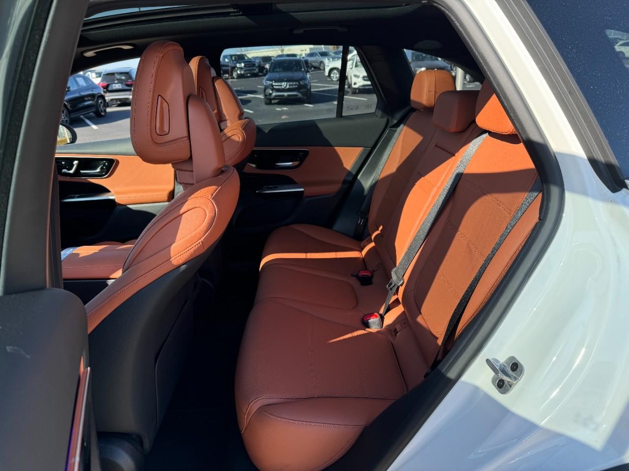 Mercedes-Benz GLC Vehicle Full-screen Gallery Image 8