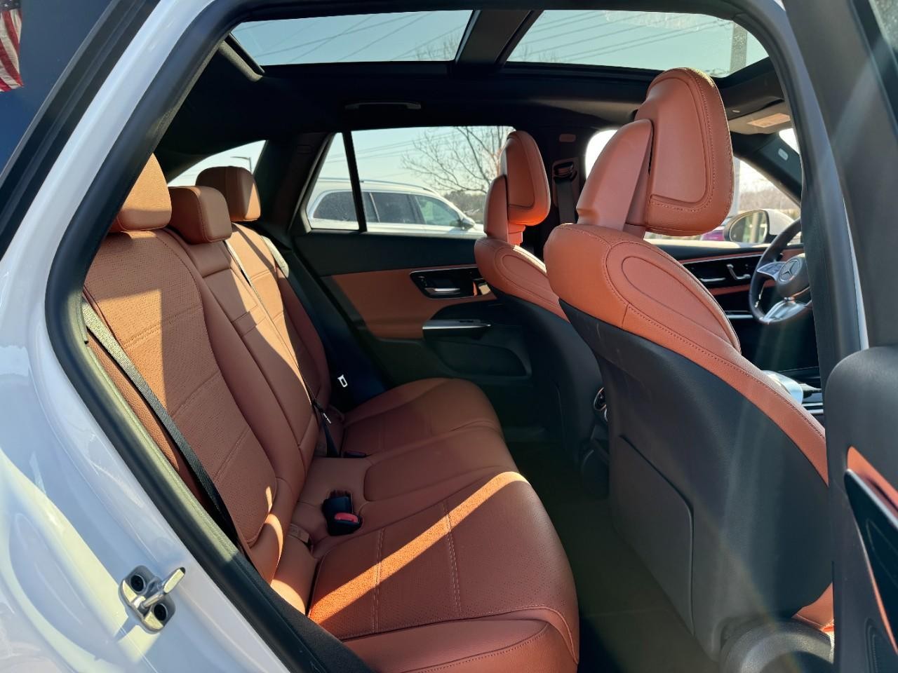 Mercedes-Benz GLC Vehicle Full-screen Gallery Image 10