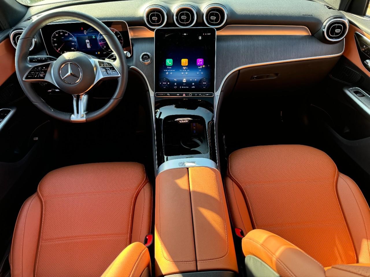 Mercedes-Benz GLC Vehicle Full-screen Gallery Image 12