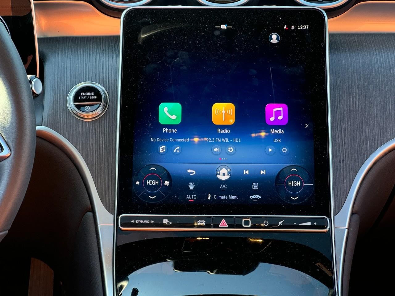 Mercedes-Benz GLC Vehicle Full-screen Gallery Image 14