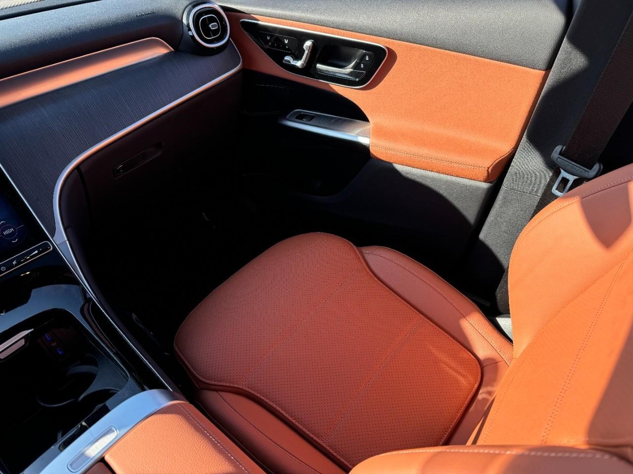 Mercedes-Benz GLC Vehicle Full-screen Gallery Image 15