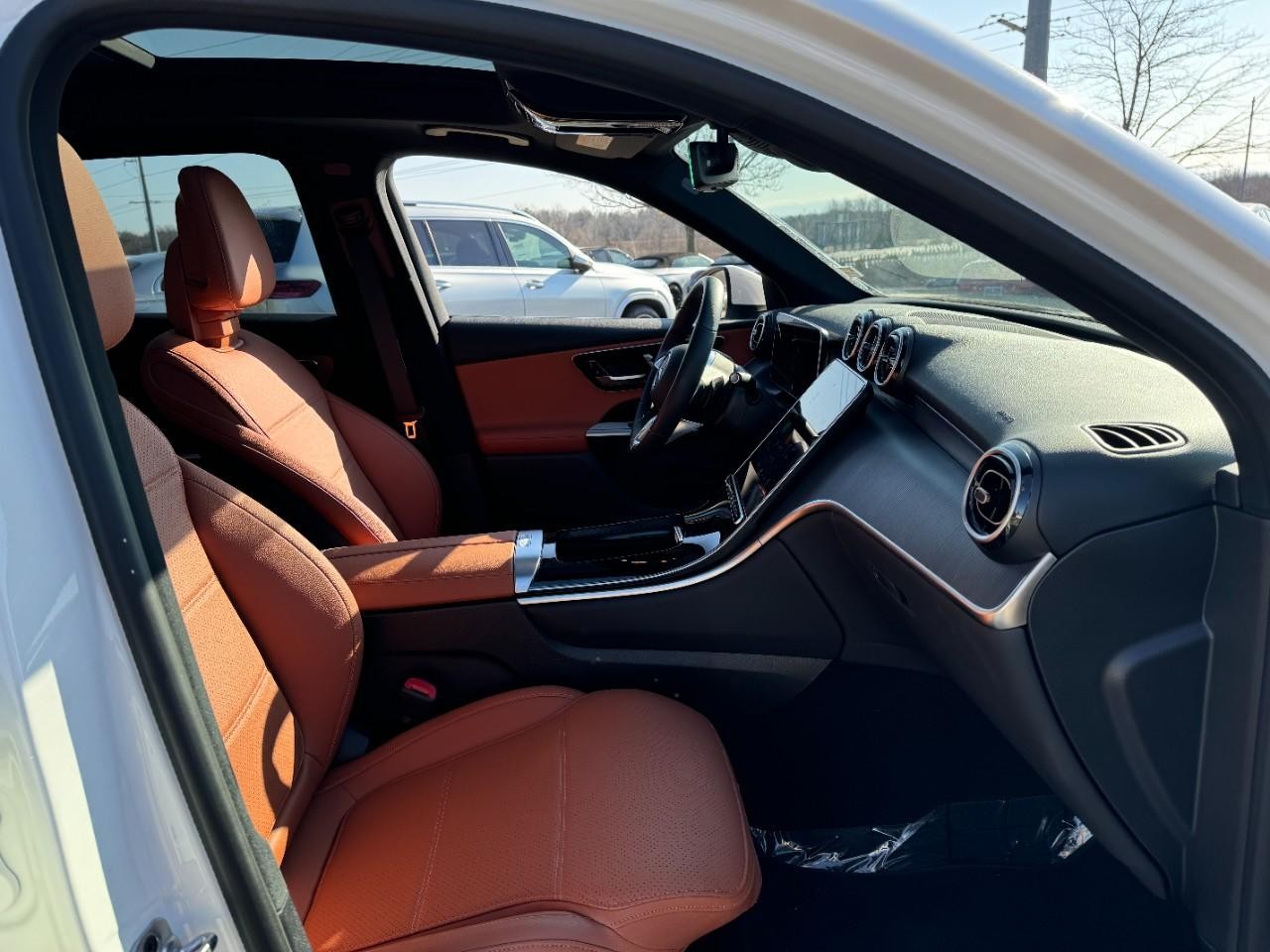 Mercedes-Benz GLC Vehicle Full-screen Gallery Image 16