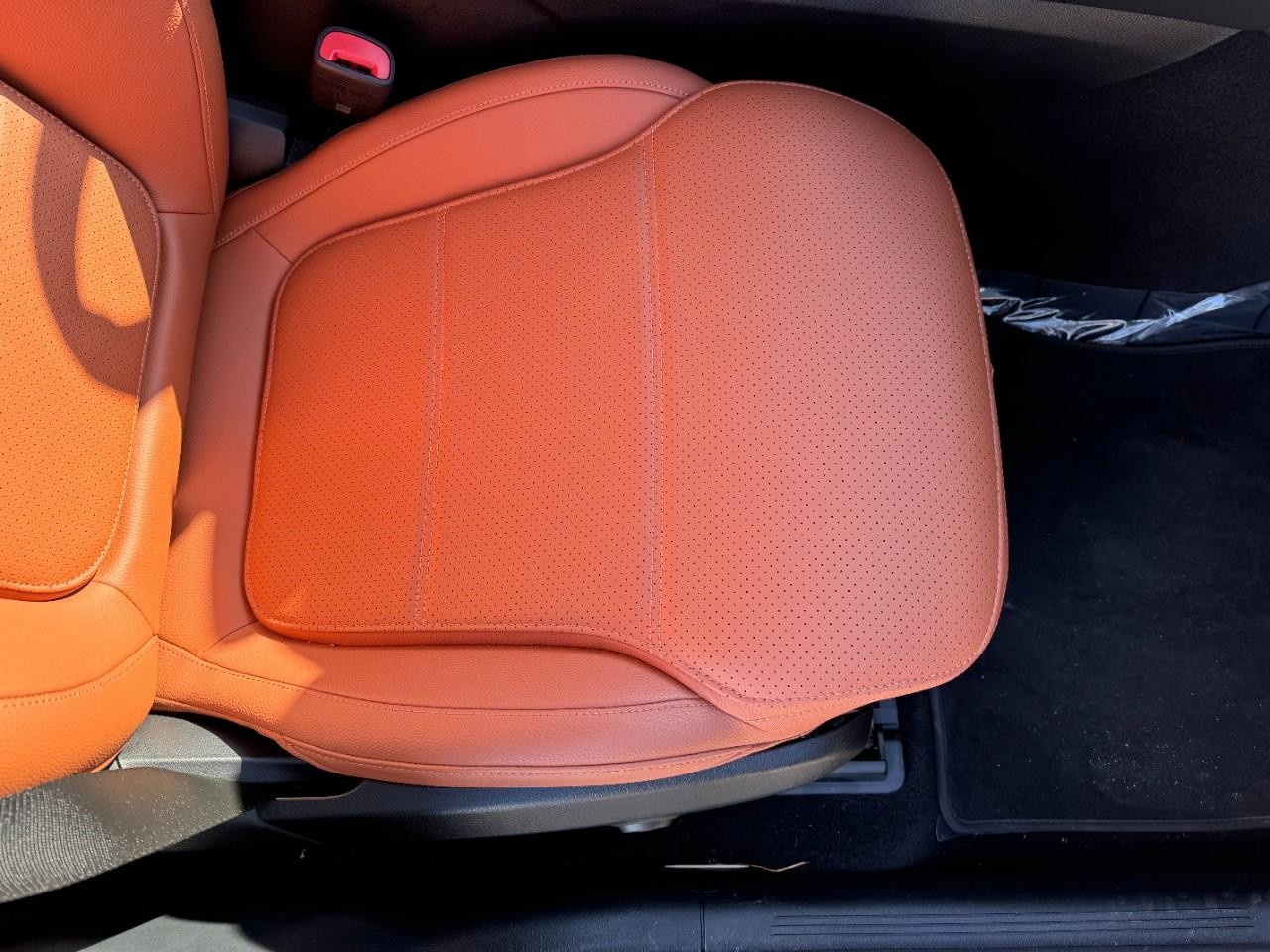 Mercedes-Benz GLC Vehicle Full-screen Gallery Image 17