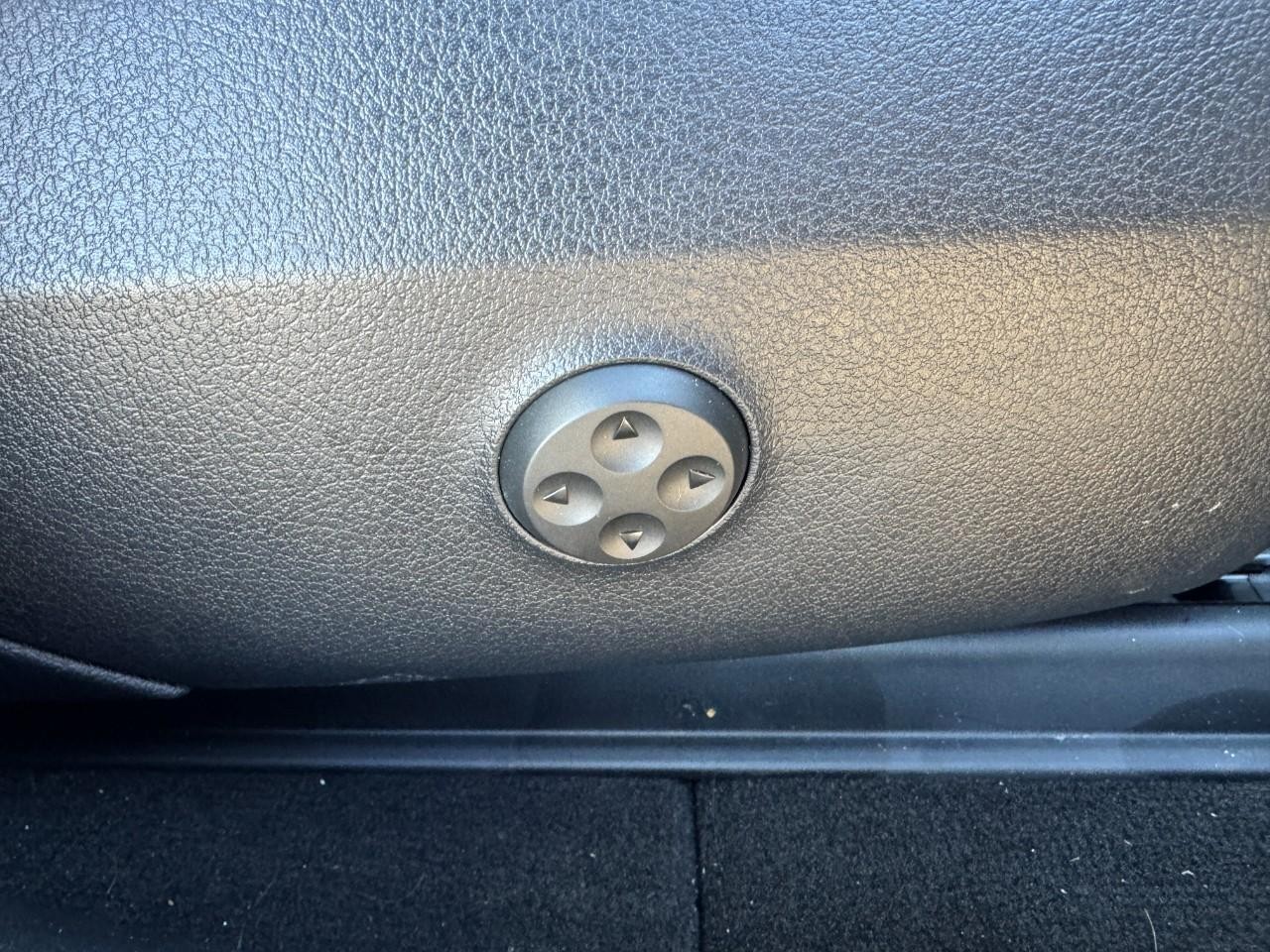 Mercedes-Benz GLC Vehicle Full-screen Gallery Image 18