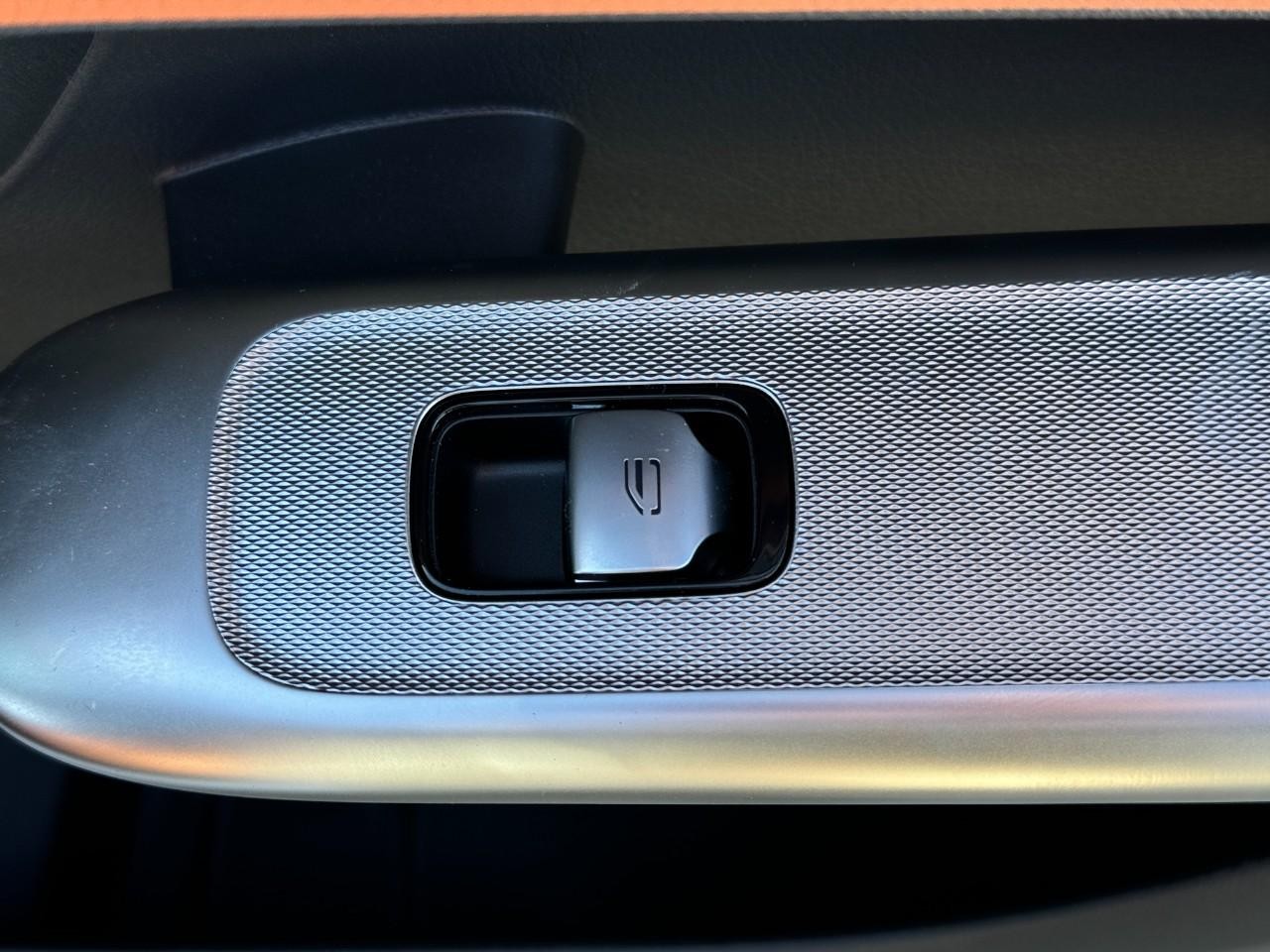 Mercedes-Benz GLC Vehicle Full-screen Gallery Image 21