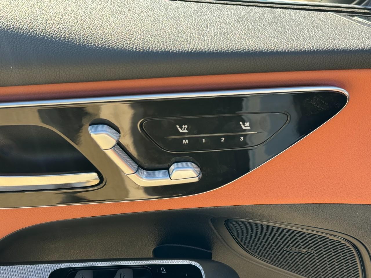 Mercedes-Benz GLC Vehicle Full-screen Gallery Image 22