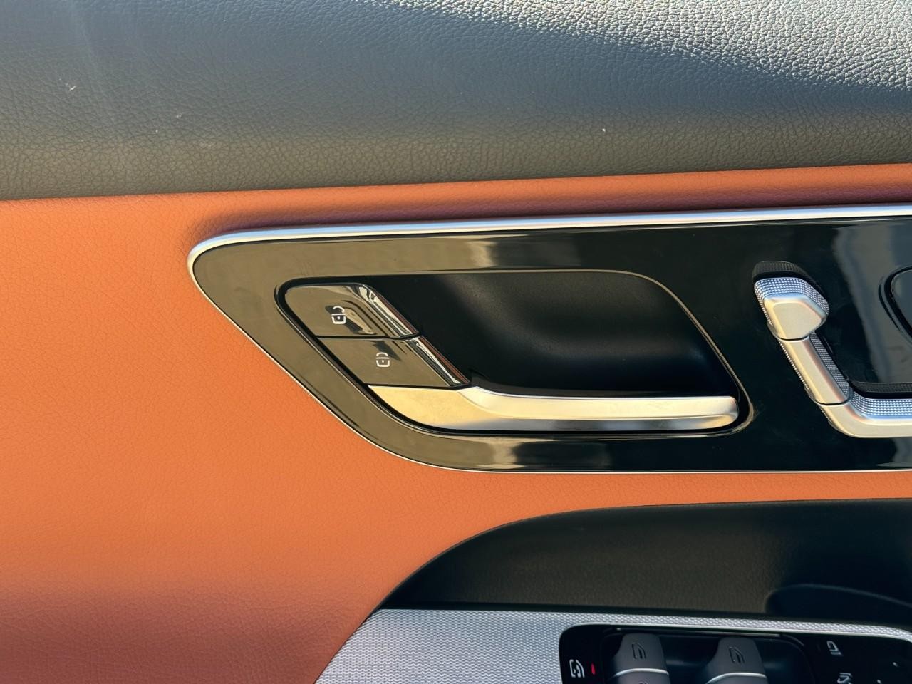 Mercedes-Benz GLC Vehicle Full-screen Gallery Image 23