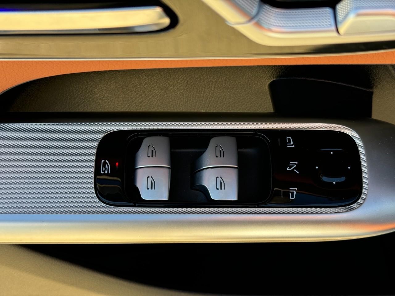 Mercedes-Benz GLC Vehicle Full-screen Gallery Image 24