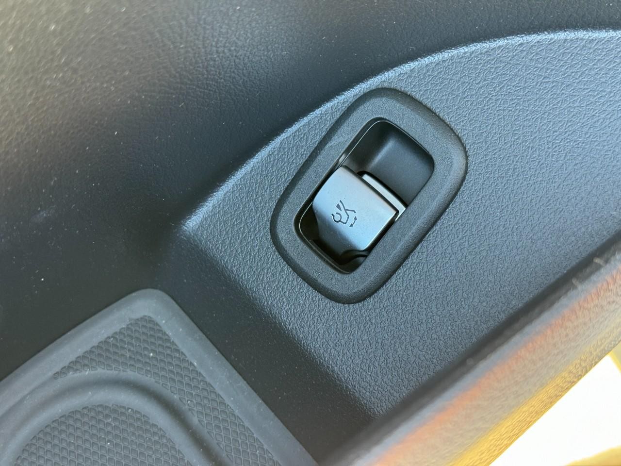 Mercedes-Benz GLC Vehicle Full-screen Gallery Image 25