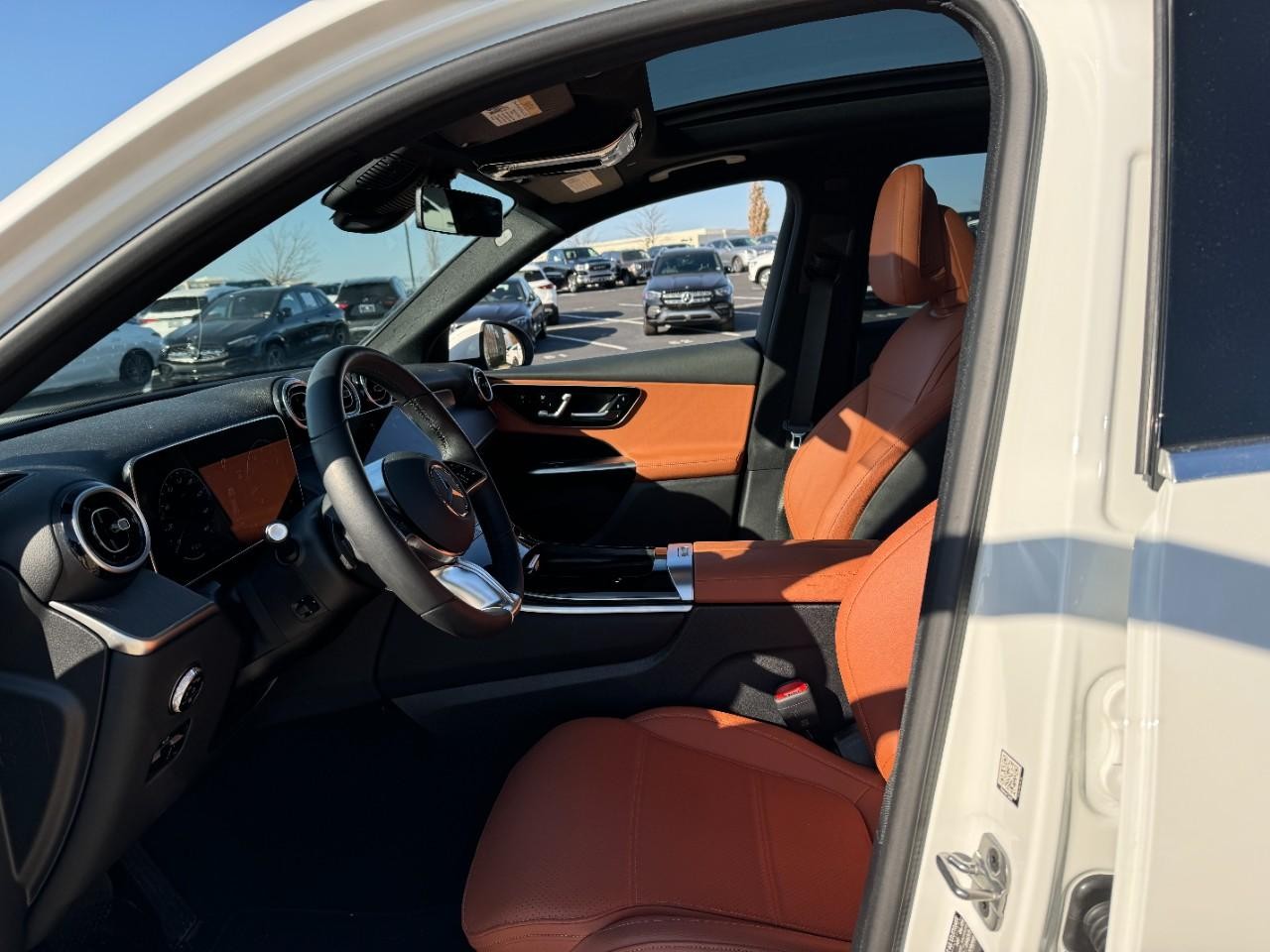 Mercedes-Benz GLC Vehicle Full-screen Gallery Image 26