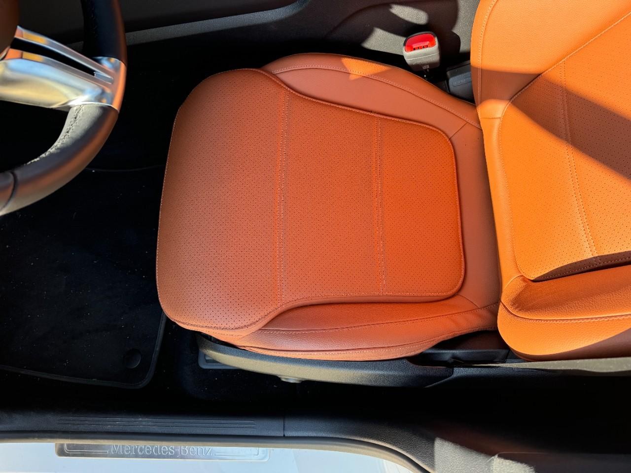 Mercedes-Benz GLC Vehicle Full-screen Gallery Image 27