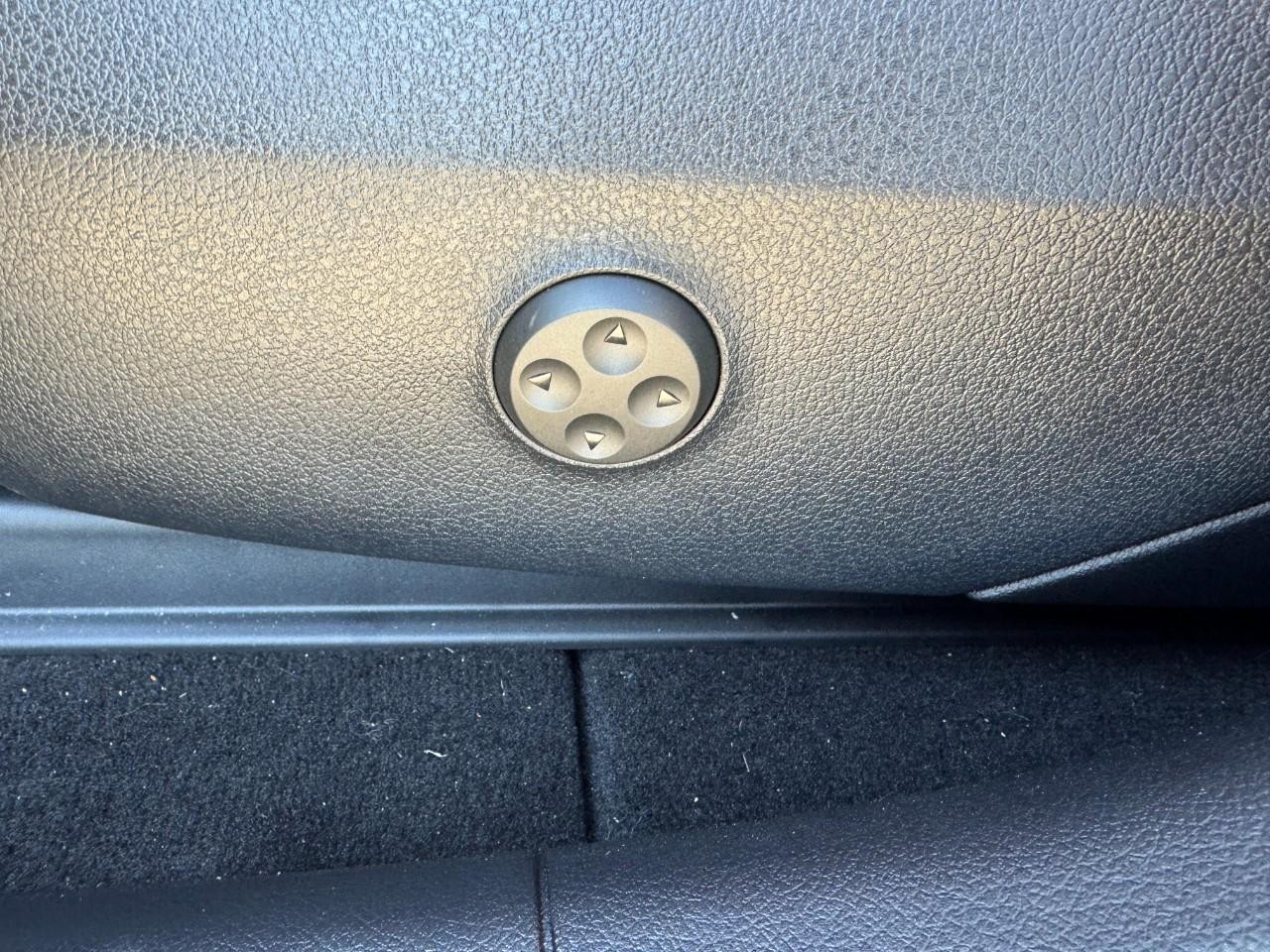 Mercedes-Benz GLC Vehicle Full-screen Gallery Image 28