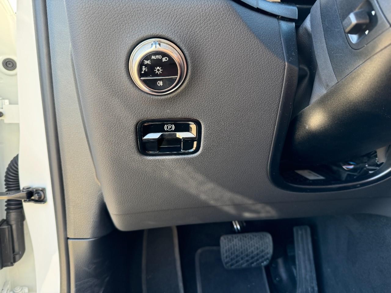 Mercedes-Benz GLC Vehicle Full-screen Gallery Image 29