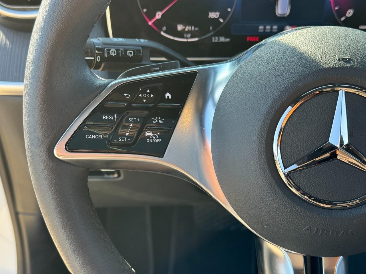 Mercedes-Benz GLC Vehicle Full-screen Gallery Image 30