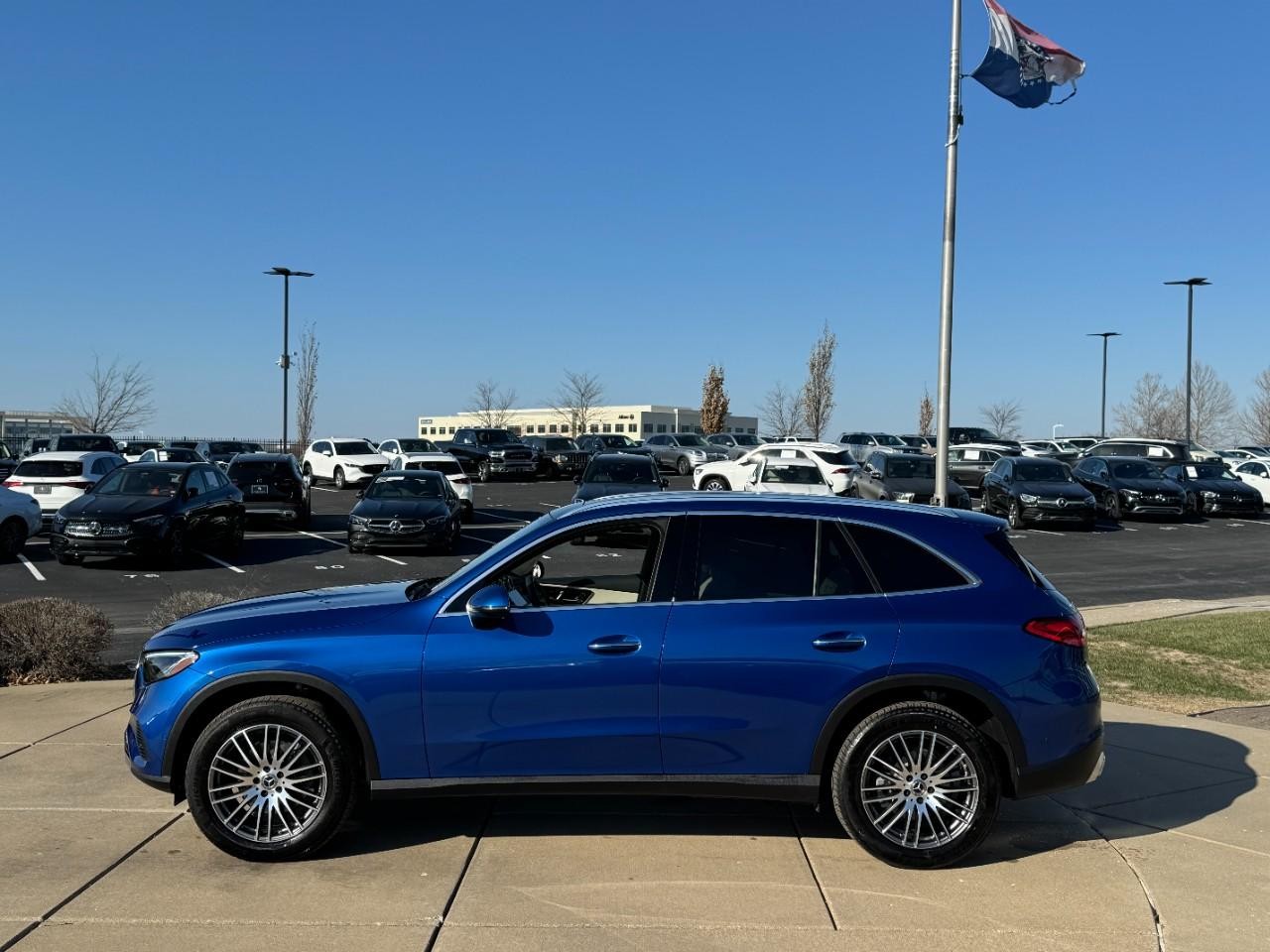 Mercedes-Benz GLC Vehicle Full-screen Gallery Image 2