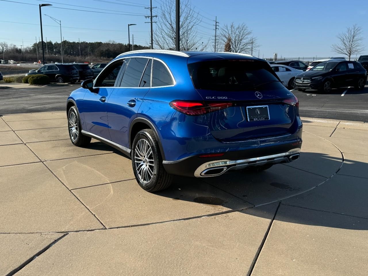 Mercedes-Benz GLC Vehicle Full-screen Gallery Image 3