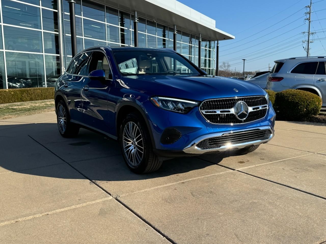 Mercedes-Benz GLC Vehicle Full-screen Gallery Image 6