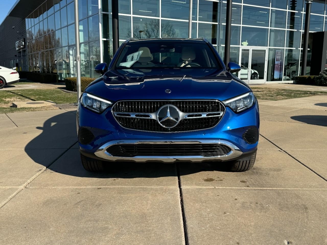 Mercedes-Benz GLC Vehicle Full-screen Gallery Image 7