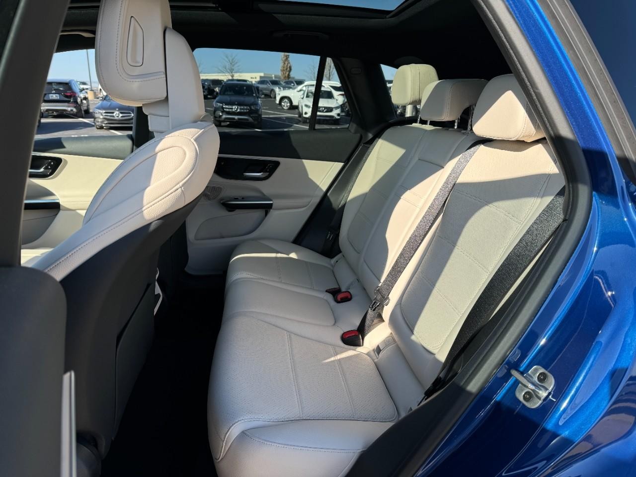 Mercedes-Benz GLC Vehicle Full-screen Gallery Image 8