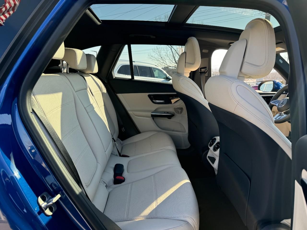 Mercedes-Benz GLC Vehicle Full-screen Gallery Image 10