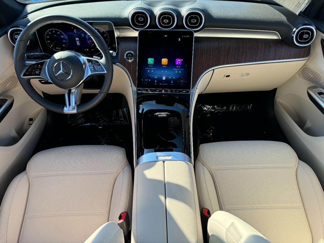 Mercedes-Benz GLC Vehicle Full-screen Gallery Image 12