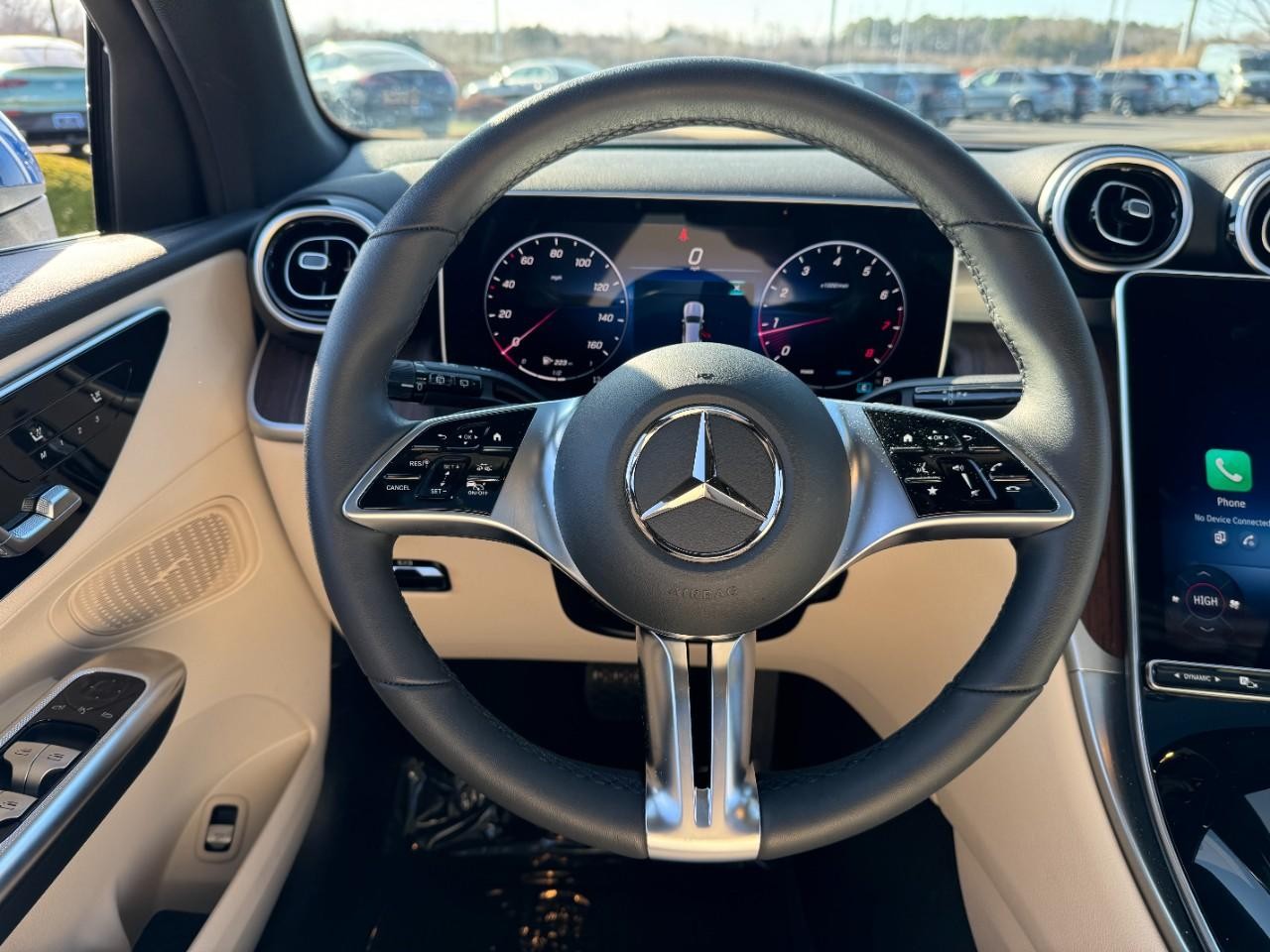 Mercedes-Benz GLC Vehicle Full-screen Gallery Image 13