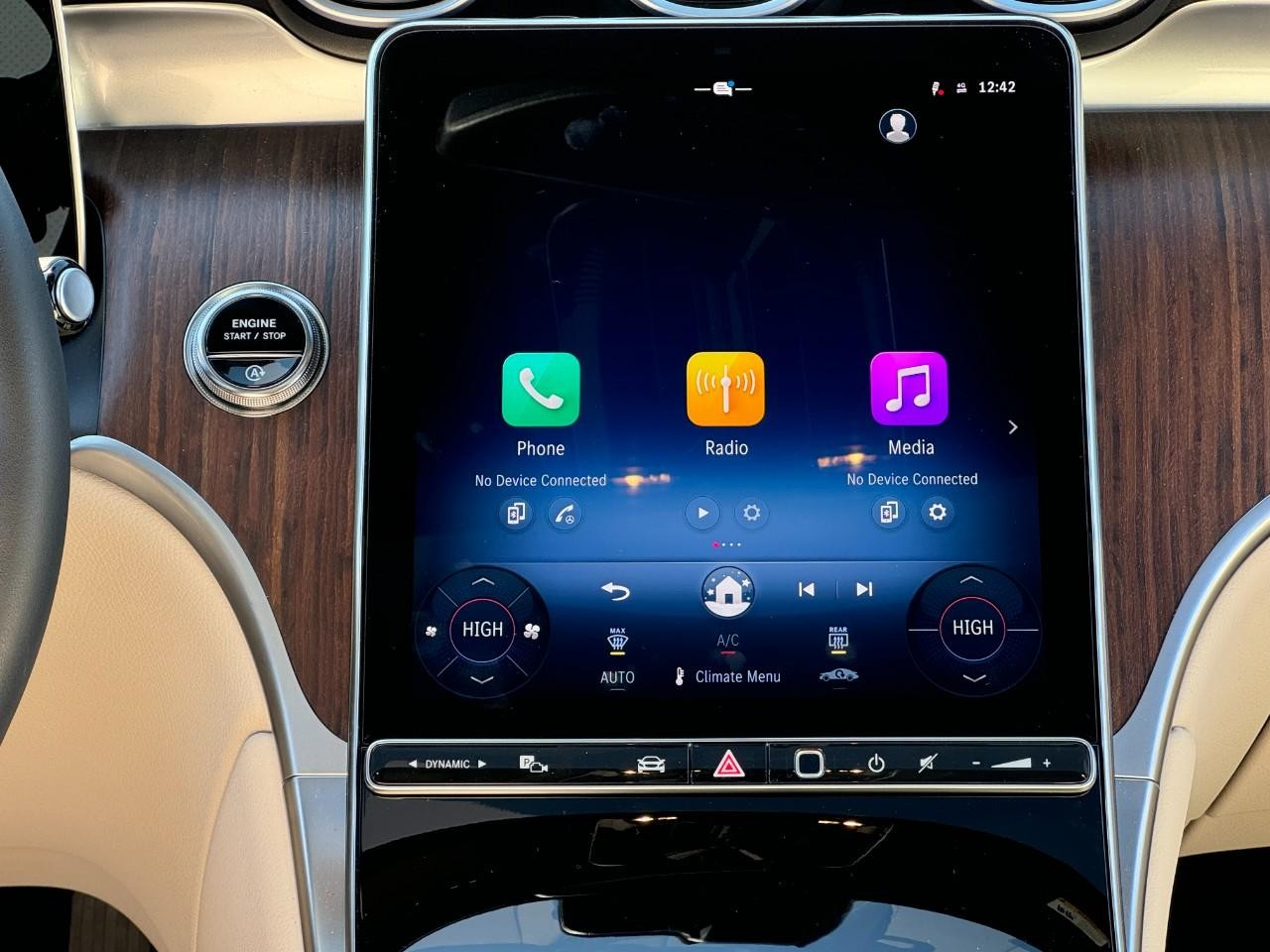 Mercedes-Benz GLC Vehicle Full-screen Gallery Image 14