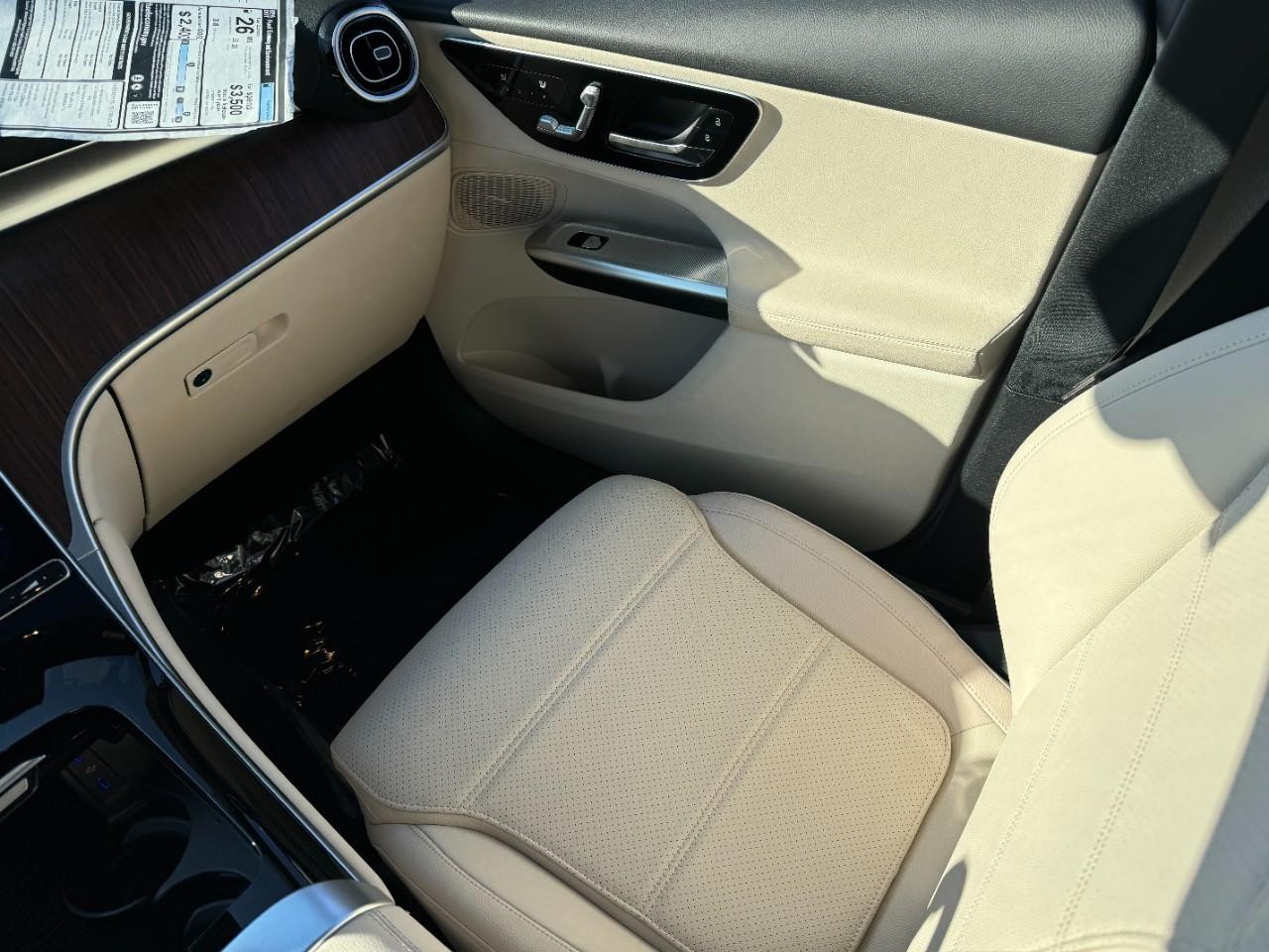 Mercedes-Benz GLC Vehicle Full-screen Gallery Image 15