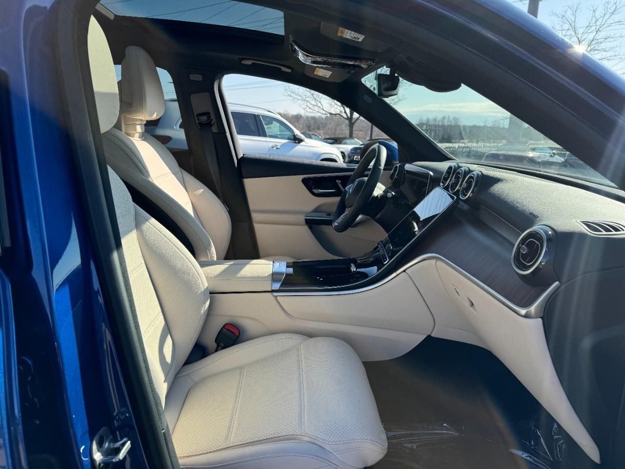 Mercedes-Benz GLC Vehicle Full-screen Gallery Image 16