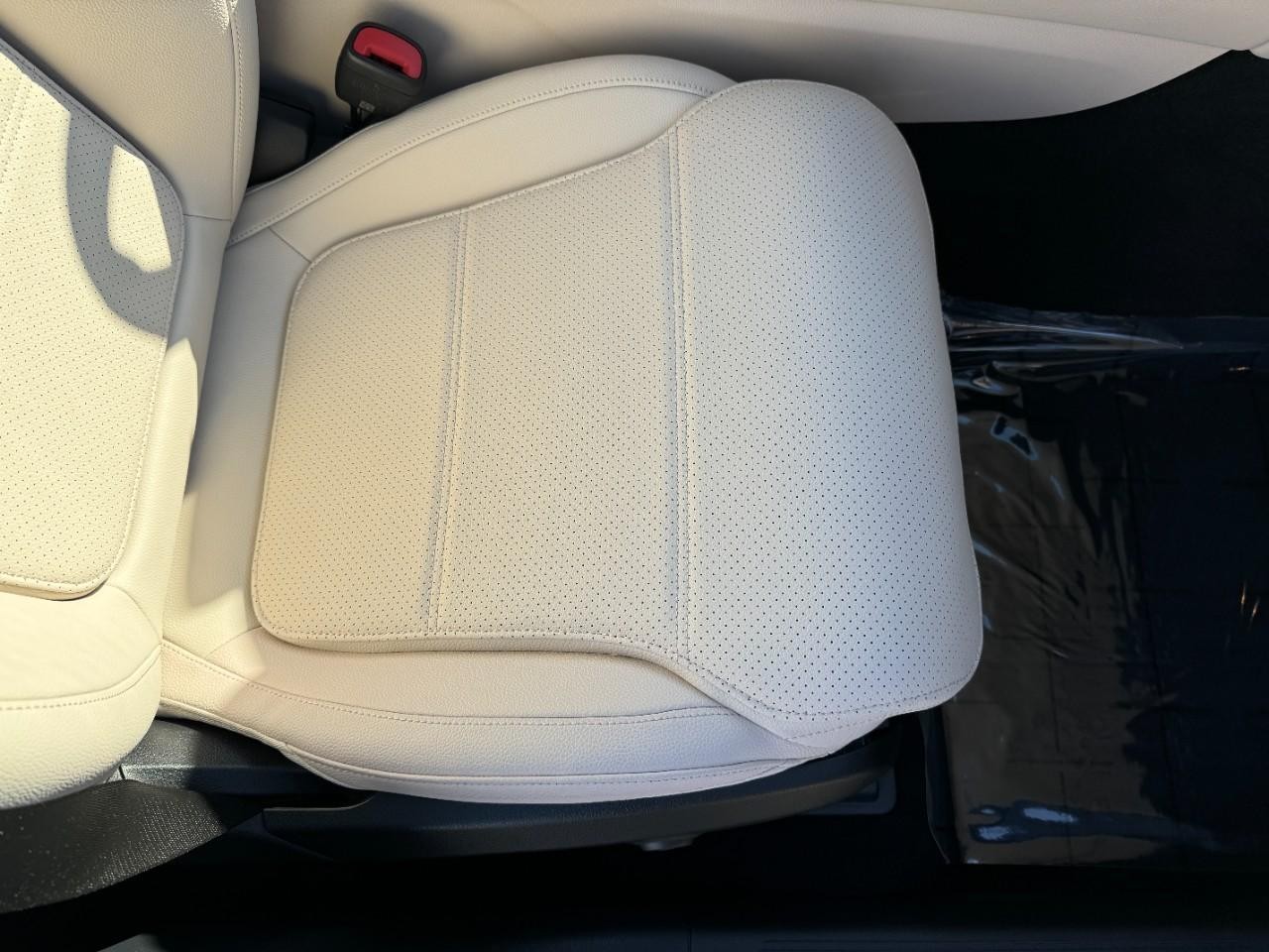 Mercedes-Benz GLC Vehicle Full-screen Gallery Image 17