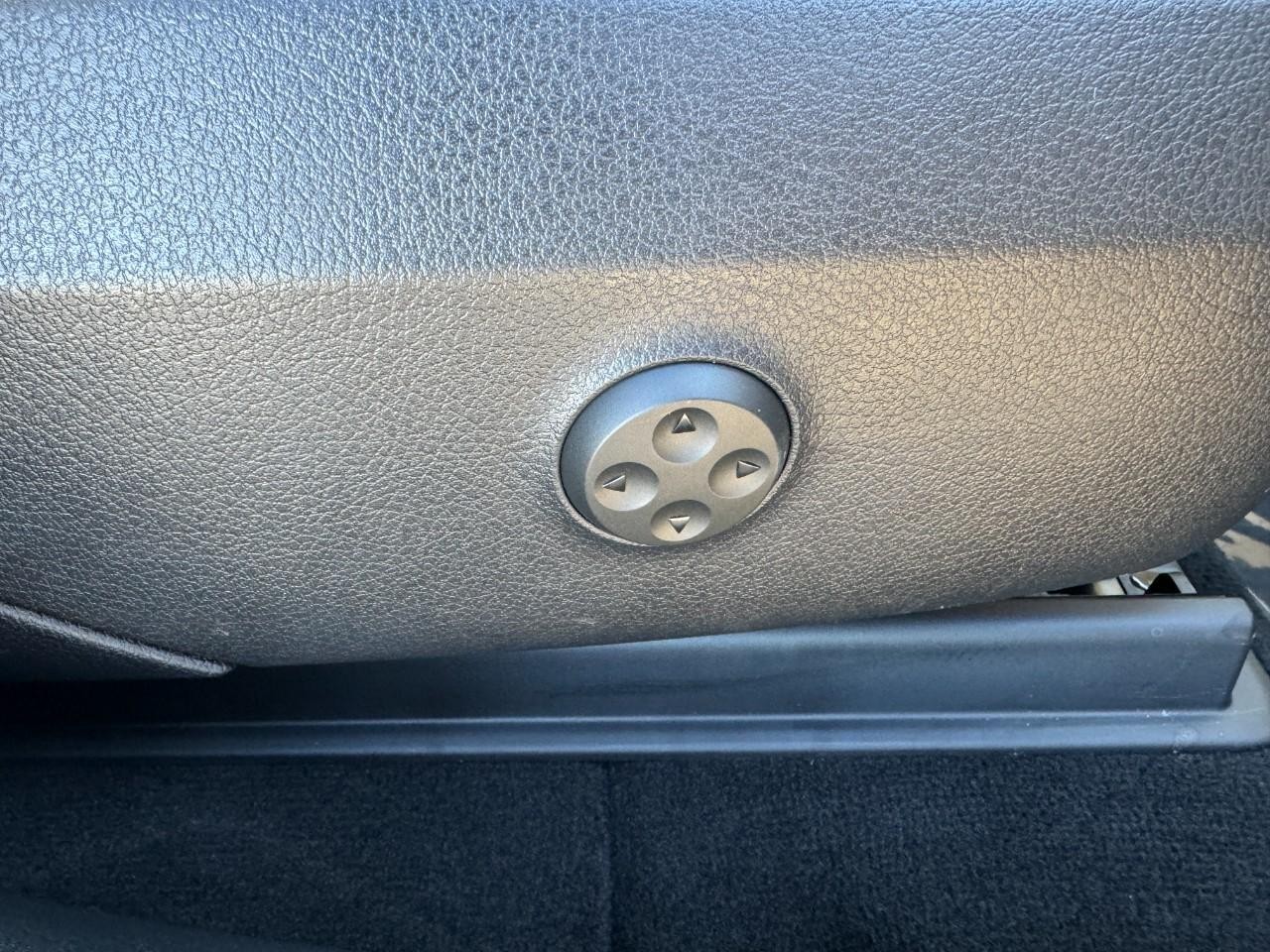 Mercedes-Benz GLC Vehicle Full-screen Gallery Image 18