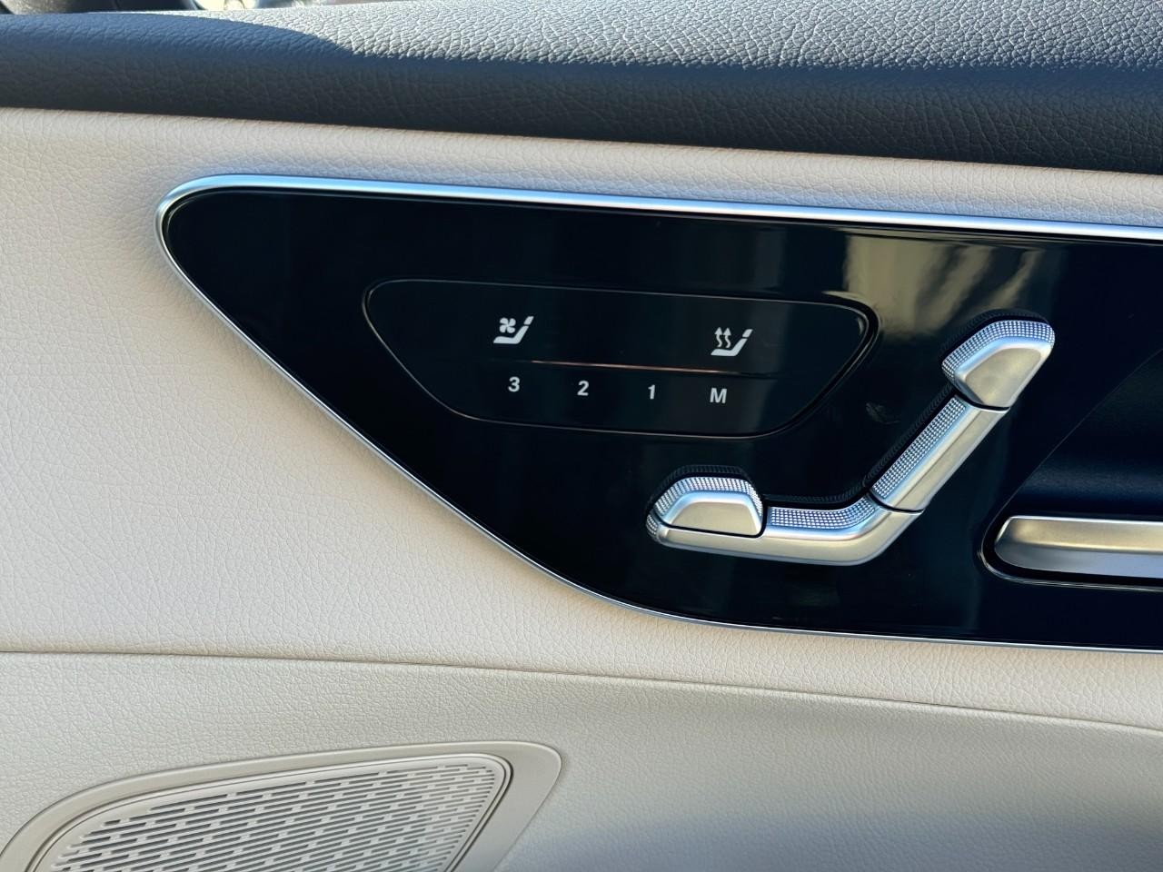 Mercedes-Benz GLC Vehicle Full-screen Gallery Image 19