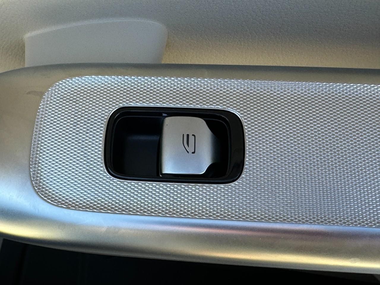 Mercedes-Benz GLC Vehicle Full-screen Gallery Image 21