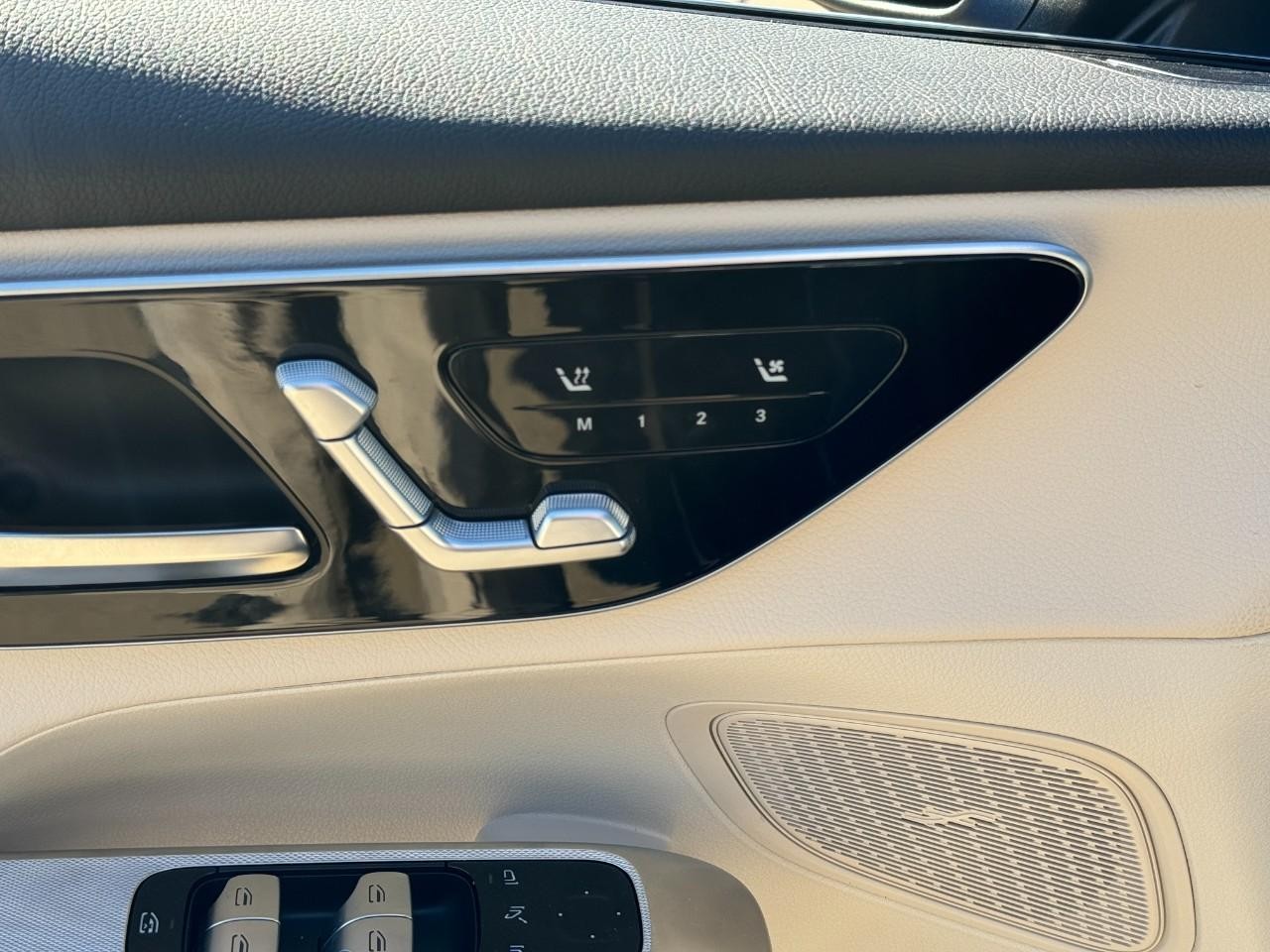 Mercedes-Benz GLC Vehicle Full-screen Gallery Image 22