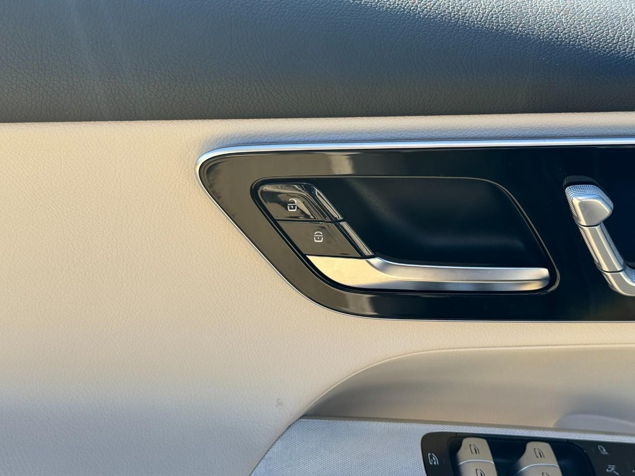 Mercedes-Benz GLC Vehicle Full-screen Gallery Image 23