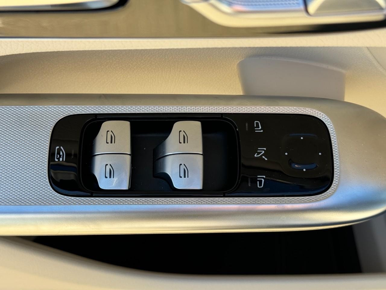 Mercedes-Benz GLC Vehicle Full-screen Gallery Image 24