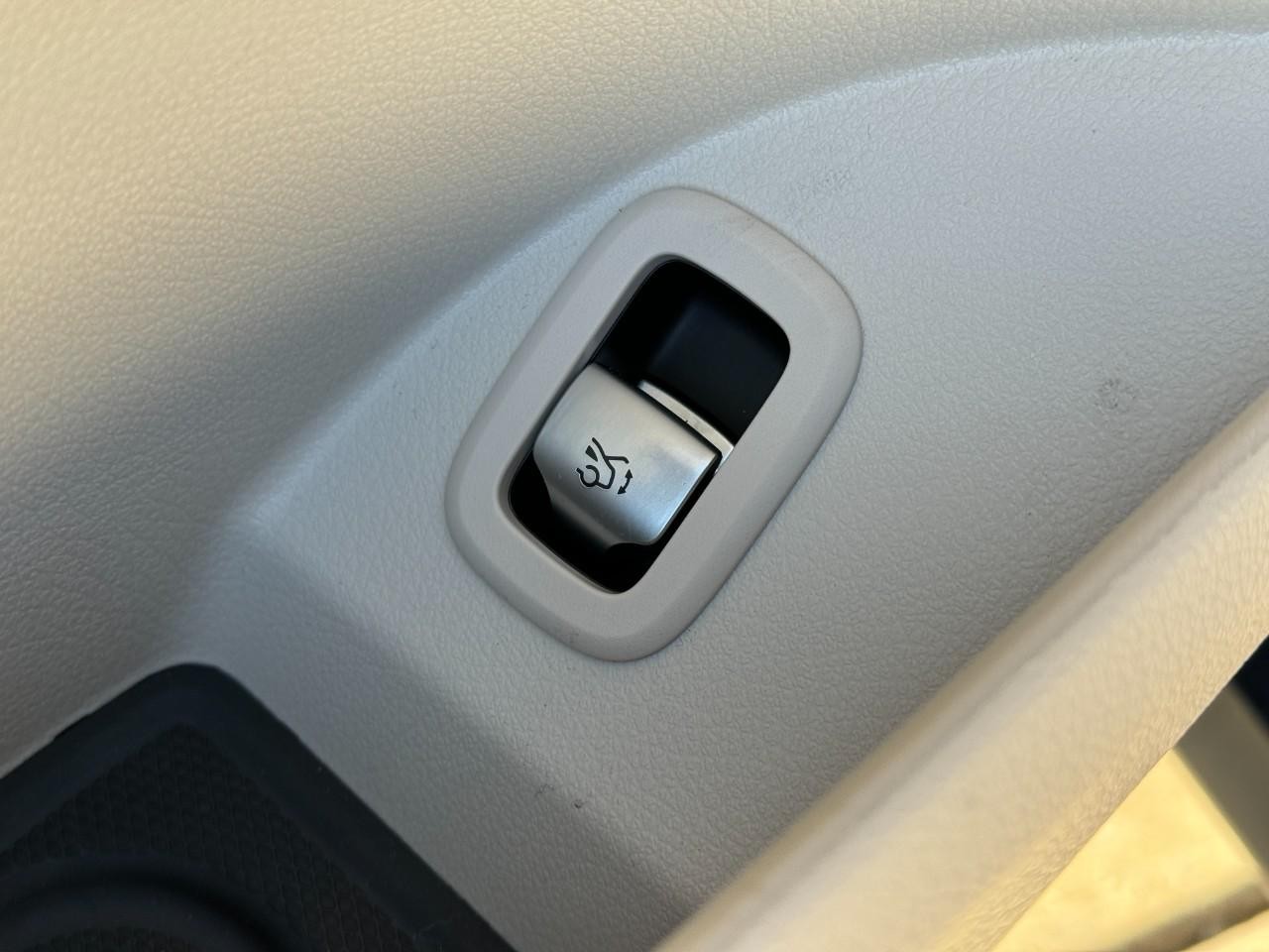 Mercedes-Benz GLC Vehicle Full-screen Gallery Image 25