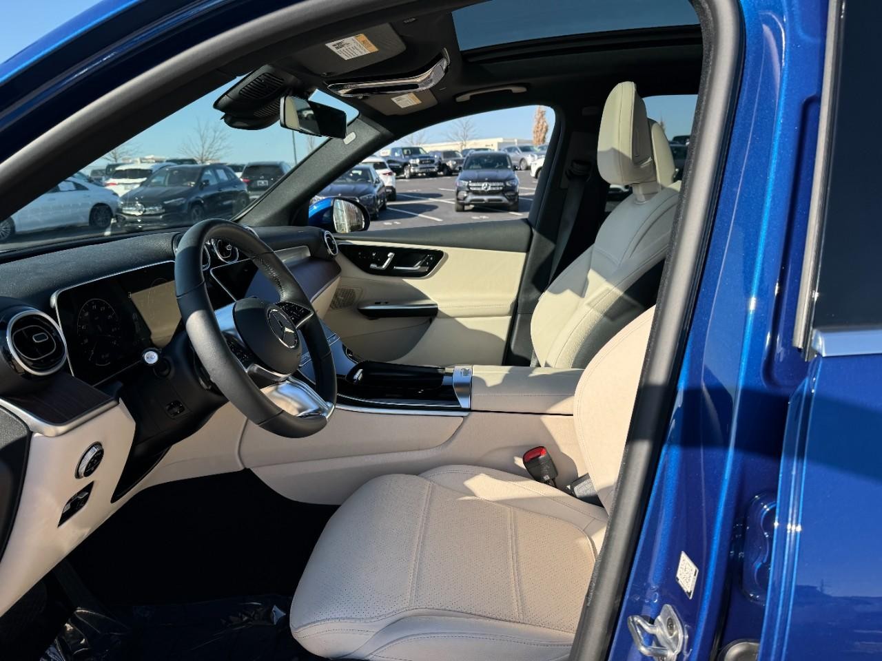 Mercedes-Benz GLC Vehicle Full-screen Gallery Image 26