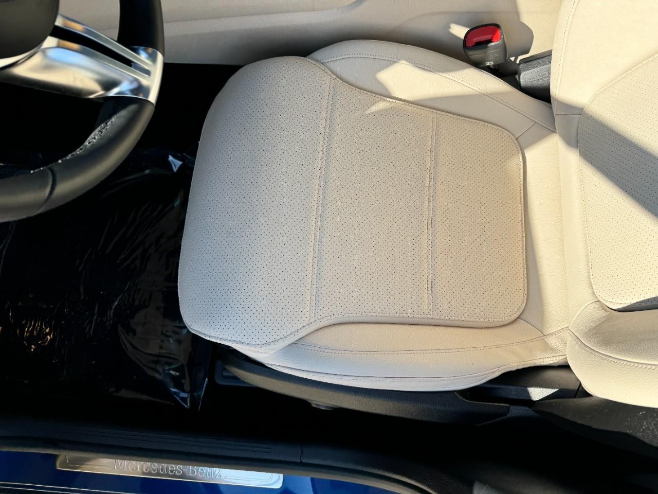 Mercedes-Benz GLC Vehicle Full-screen Gallery Image 27