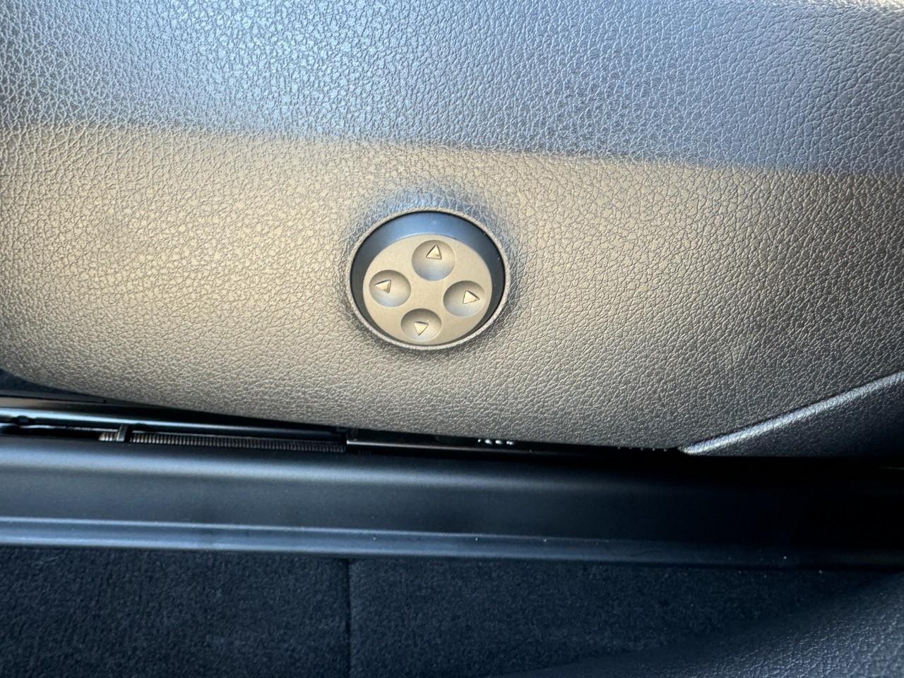 Mercedes-Benz GLC Vehicle Full-screen Gallery Image 28