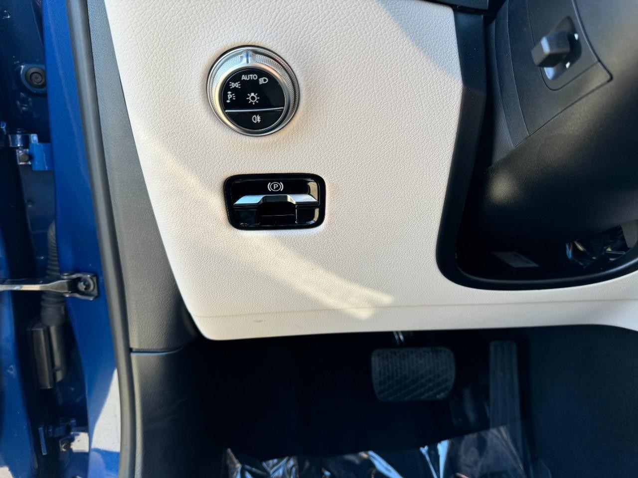 Mercedes-Benz GLC Vehicle Full-screen Gallery Image 29