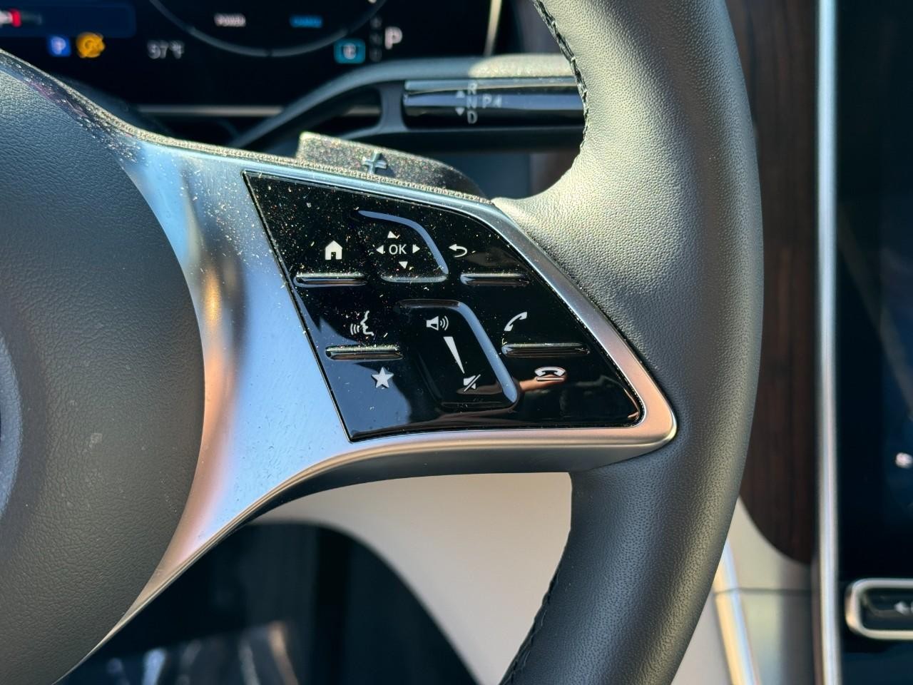 Mercedes-Benz GLC Vehicle Full-screen Gallery Image 31