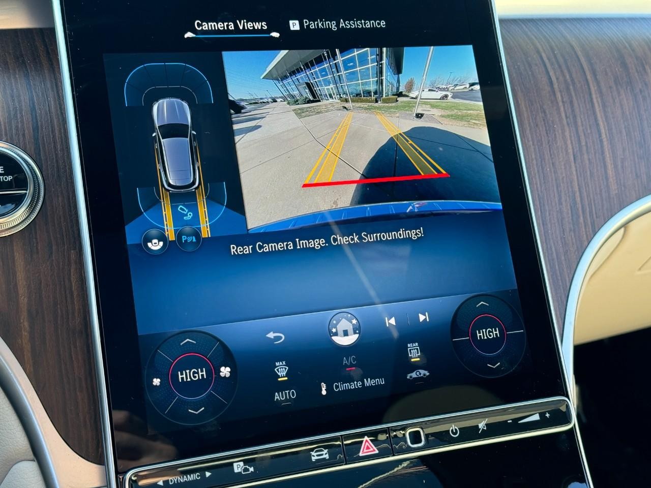 Mercedes-Benz GLC Vehicle Full-screen Gallery Image 34