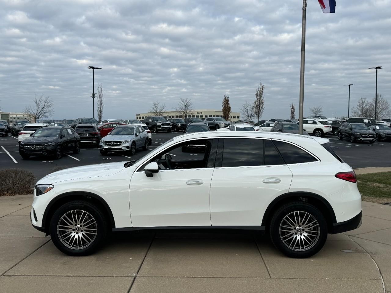 Mercedes-Benz GLC Vehicle Full-screen Gallery Image 2