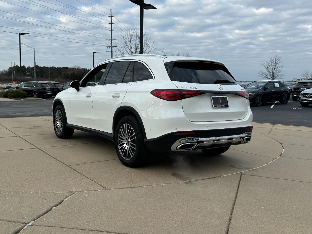 Mercedes-Benz GLC Vehicle Full-screen Gallery Image 3