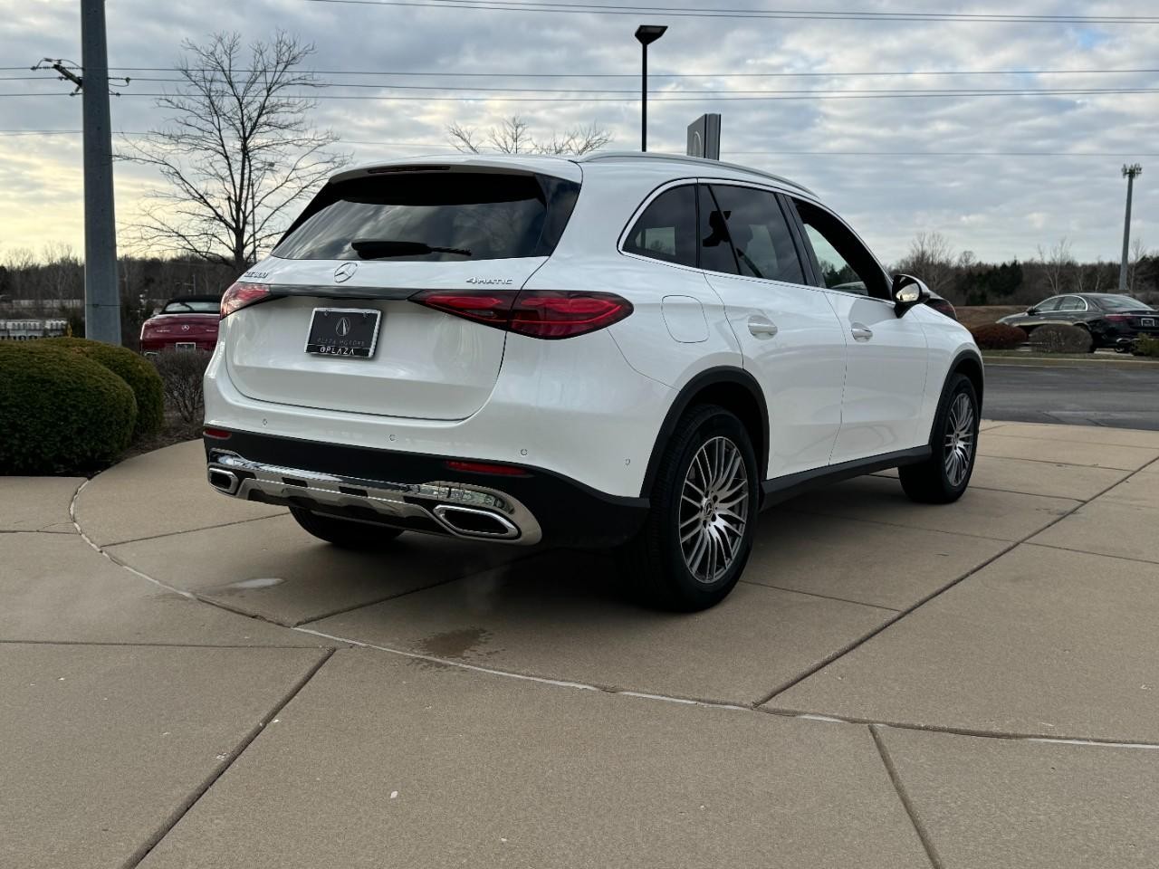 Mercedes-Benz GLC Vehicle Full-screen Gallery Image 4
