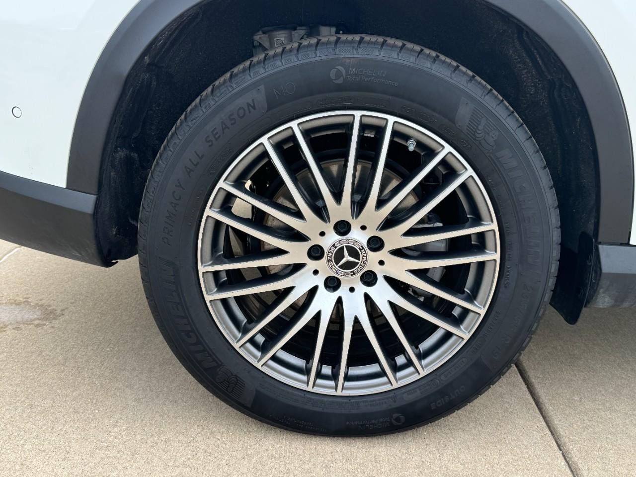 Mercedes-Benz GLC Vehicle Full-screen Gallery Image 5