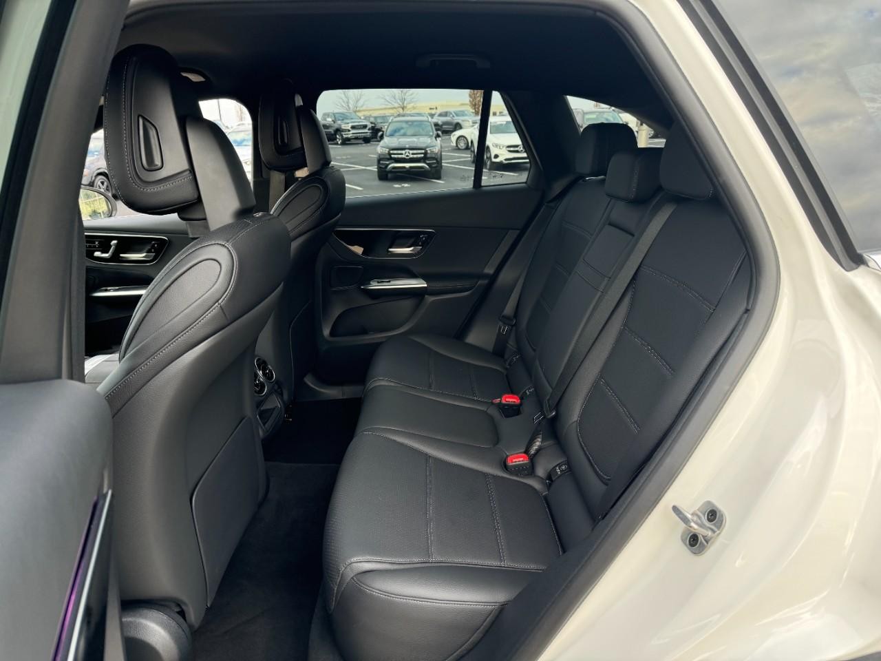 Mercedes-Benz GLC Vehicle Full-screen Gallery Image 8